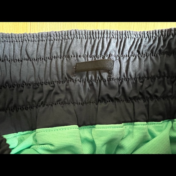 💙 Lululemon Tracker Short 4 way stretch 💚 - Picture 6 of 7